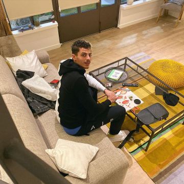 Le jogging noir porté par PRIME sur le compte Instagram de @primetimefut