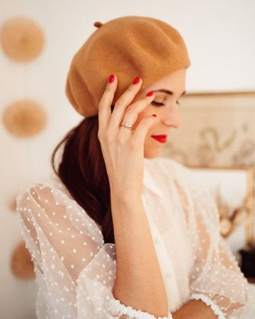 The beret camel worn by Daphne Moreau on the account Instagram of @daphnemoreau
