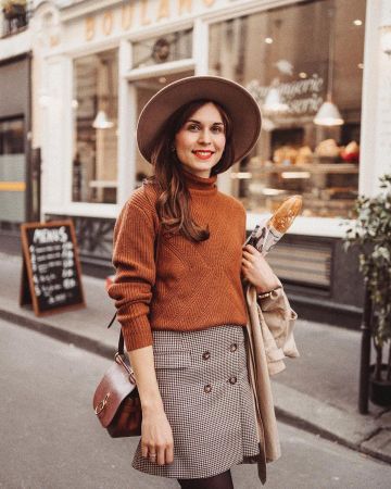 The sweater turtleneck Ines de la Fressange worn by Daphne Moreau on the account Instagram of @daphnemoreau