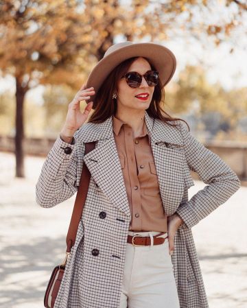 El abrigo a cuadros usado por Daphne Moreau en la cuenta de Instagram de @daphnemoreau