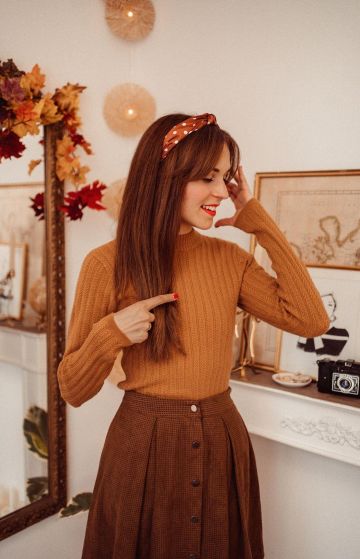 El fino suéter de camello retorcido usado por Daphne Moreau en la cuenta de Instagram de @daphnemoreau