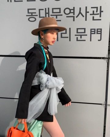 El bolso naranja de ACNE Studios usado por Kim Nara en la cuenta de Instagram de @naras.