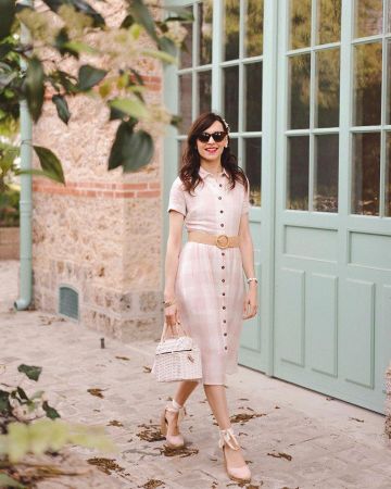 El vestido a cuadros usado por Daphne Moreau en la cuenta de Instagram de @daphnemoreau