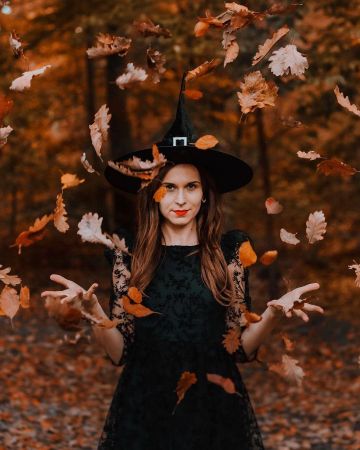 El vestido de encaje negro que lució Daphne Moreau en la cuenta de Instagram de @daphnemoreau