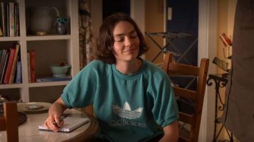 Vert Adidas pull porté par Casey Gardner (Brigette Lundy-Paine) Atypique (S03E10)