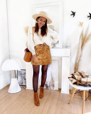 La mini jupe en velours camel portée par Lily sur le compte Instagram de @lilylovesfashion