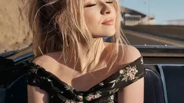 La robe à fleurs portées par Maya Hart (Sabrina Carpenter) dans Le monde de Riley (S03E21)