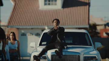 Amiri Noir MX1 patch en cuir de jeans de Roddy Ricch dans la vidéo YouTube Roddy Ricch - Début Wit Me (feat. Gunna) [Official Music Video]