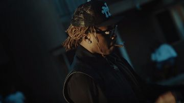 Chrome Hearts Black Trois Croix Blanches Patch Noir Trucker Hat de Gunna dans la vidéo YouTube Roddy Ricch - Début Wit Me (feat. Gunna) [Official Music Video]