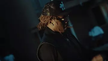 Chrome Hearts Black Trois Croix Blanches Patch Noir Trucker Hat de Gunna dans la vidéo YouTube Roddy Ricch - Début Wit Me (feat. Gunna) [Official Music Video]