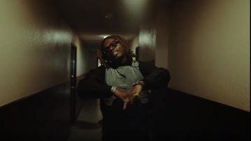 Chrome hearts Black Manches Longues Graphique de Poche Té de Gunna dans la vidéo YouTube Roddy Ricch - Début Wit Me (feat. Gunna) [Official Music Video]