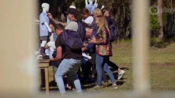 Superga Co­tu Sneak­er worn by Angie Kent in The Bachelorette Season 05 Episode 07
