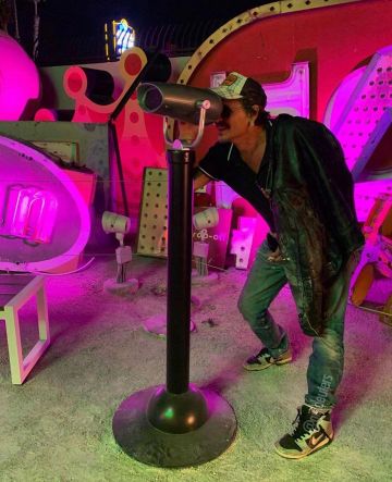 Anita ko pendiente de pin de seguridad de diamante de Johnny Depp en Instagram Post octubre 15, 2019