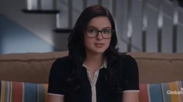 Rag and Bone Noir Libby Contraste Col Polo Shirt porté par Alex Dunphy (Ariel Winter) dans Modern Family Saison 11 Épisode 7