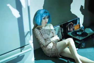 Peluca corta azul de Cristin Milioti en la cuenta de Instagram @cristinmiliotifanpage