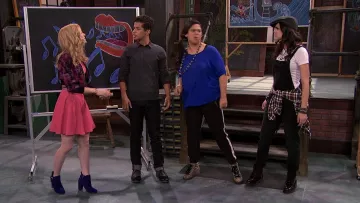 Bleu talons hauts chaussures porté par Liv Rooney (Dove Cameron) comme on le voit dans Liv et Maddie S02E20