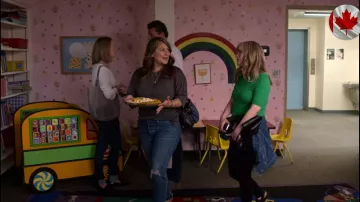 Green sweater by Elsa Gardner (Jennifer Jason Leigh) in Atypical (S03E02)