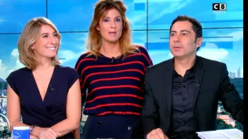 The short skirt right-buttoned Blue of Caroline Ithurbide in William at noon the 04.11.2019