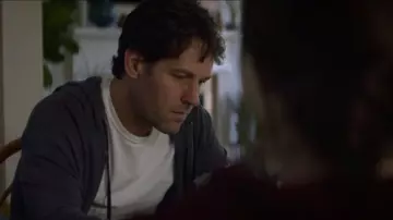 Le sweat de Miles Elliot (Paul Rudd) dans Living with Yourself (S01E01)