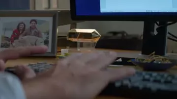 L'award sur le bureau de Miles Elliot (Paul Rudd) dans Living with Yourself (S01E01)