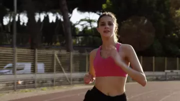 La bassière de sport de Chiara Altieri (Benedetta Porcaroli) dans Baby (S01E01)