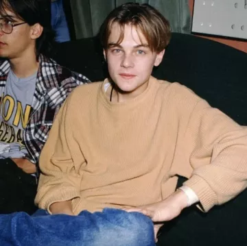 The sweater knit mustard worn by Leonardo DiCaprio during the promo of the film Basketball Diaries