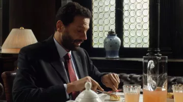 Corbata de Khalid Younes (Mehdi Nebbou) en Baby (S01E01)