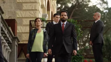 Camiseta sin mangas de Monica Petrelli Younes (Claudia Pandolfi) en Baby (S01E01)