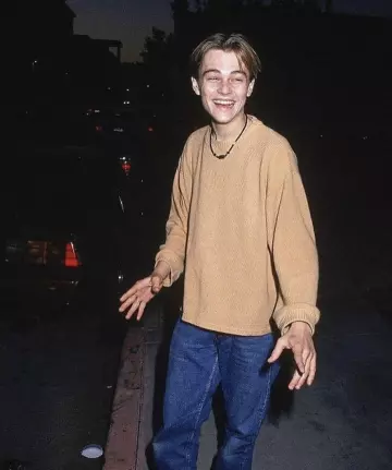 Le collier porté par Leonardo DiCaprio lors de la promo de The Basketball Diaries