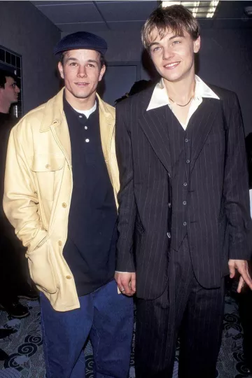 la chemise blanche à col large portée par Leonardo DiCaprio lors de la promo de The Basketball Diaries