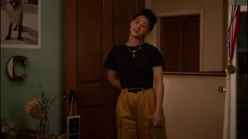 Cargo pants high waist with pockets beige Izzie (Fivel Stewart) in Atypical (S03E01)