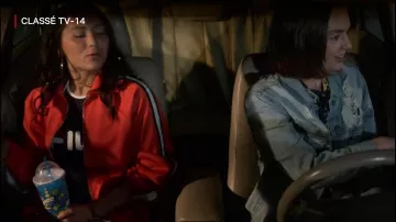 Sport jacket red of Izzie (Fivel Stewart) in Atypical (S03E01)