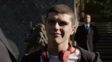 Los auriculares de Damiano Younes (Riccardo Mandolini) en Baby (S01E01)