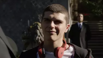 Le casque audio de Damiano Younes (Riccardo Mandolini) dans Baby (S01E01)