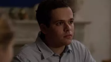 La chemise rayée de Fabio Fedeli (Brando Pacitto) dans Baby (S01E01)