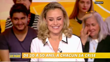 The white shirt with black stripes on the sleeves and on the edges of the neck of Isabelle Moreau in The Info of the true 04.11.2019