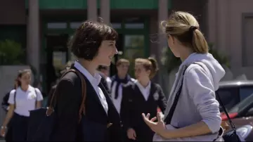 Le sac à main Longchamp bleu de Ludovica Storti (Alice Pagani) dans Baby (S01E01)