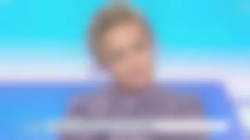 La robe coupe courte, col montant léopard de Caroline Roux dans C dans l'air le 04.11.2019