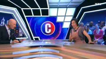 El mono de terciopelo rosa de Alessandra Sublet en C'est Canteloup