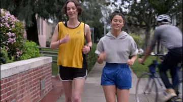 Le débardeur jaune de sport de Casey Gardner (Brigette Lundy-Paine) dans Atypical (S03E02)