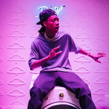 New Era Black and Blue cap of Wiz Khalifa on the Instagram account @wizkhalifa