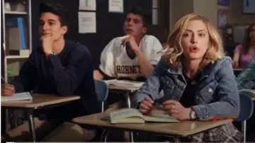 Blanknyc denim Zip­per Den­im Jack­et worn by Samaira 'Sam' Dean (Sophie Simnett) in Daybreak Season 01 Episode 08