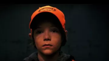 Gorra naranja de almacén de Sportsman usada por Young Josh (Gavin Warren) en Daybreak Temporada 1 Episodio 8