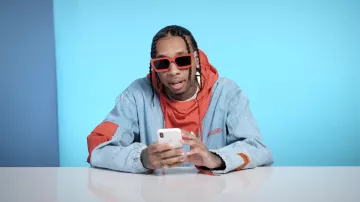 Héron Preston logo Bleu denim veste à capuchon de Tyga dans la vidéo YouTube 10 Choses Tyga ne Peut pas Vivre Sans | GQ