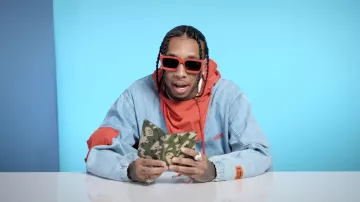 Louis Vuitton Camo Monogramoflauge Takashi Murakami de Tyga dans la vidéo YouTube 10 Choses Tyga ne Peut pas Vivre Sans | GQ