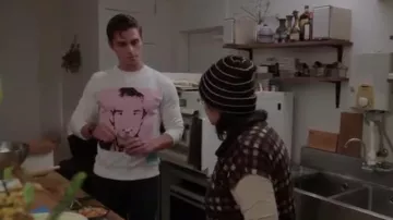 Calvin klein Blanc Brillant/ Rose Et Warhol portrait sweat-shirt porté par Antoni Porowski dans Queer Eye: Nous sommes au Japon Saison 1 Épisode 1