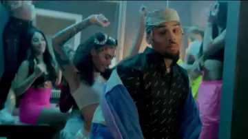 Camisa Balenciaga usada por Chris Brown en el video de YouTube Eric Bellinger - Type A Way (ft. Chris Brown & OG Parker) [Video Musical Oficial]