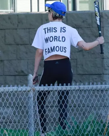 C'est le Monde Célèbre Cropped T-Shirt porté par Kristen Stewart sur l'Instagram account @amandaeliza49