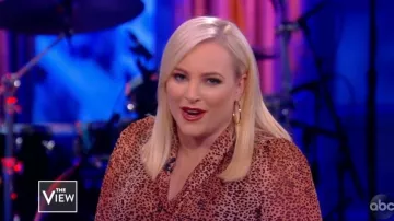 Gérard Darel Dayana Vestido marrón con estampado de leopardo usado por Meghan McCain en The View 31 de octubre de 2019