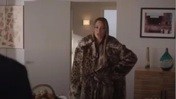 Marron Leopard Print Faux Manteau de Fourrure porté par Dominique Deveraux (Michael Michele) dans la Dynastie Saison 3 Épisode 4